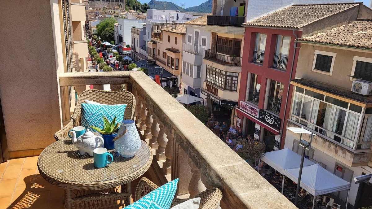 Arta Apartment | SUNNY PENTHOUSE ON THE MAIN PEDESTRIAN STREET. MEDIEVAL CASTLE VIEWS