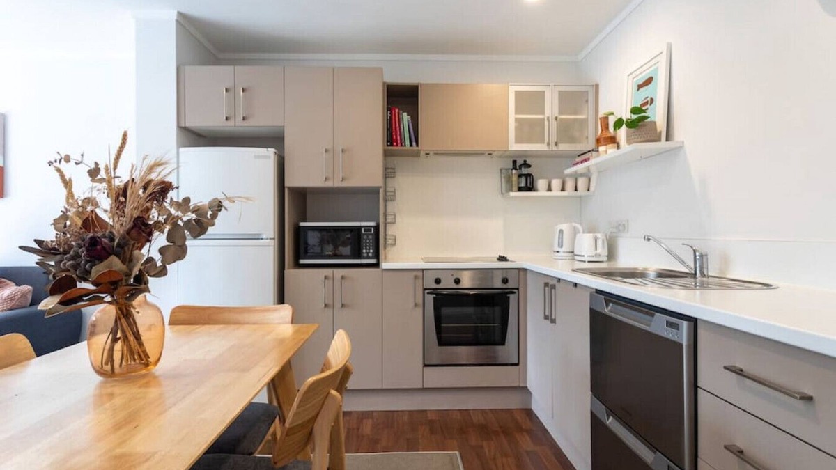 Mount Albert Apartment | Sunny Pied-à-Terre w Courtyard, Study & Carpark
