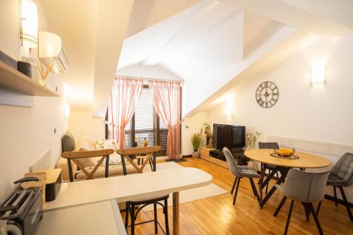 Denovici Apartment | Sunny Portside Apartment