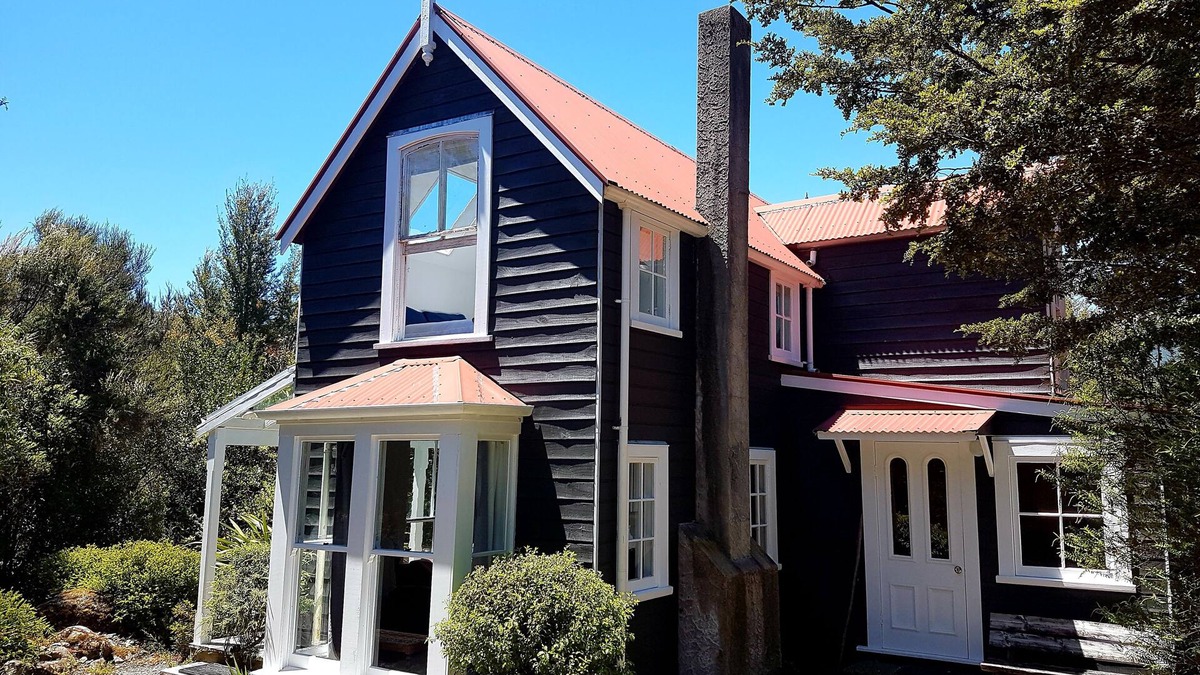 St. Arnaud House | Sunny, Private Cottage in St Arnaud