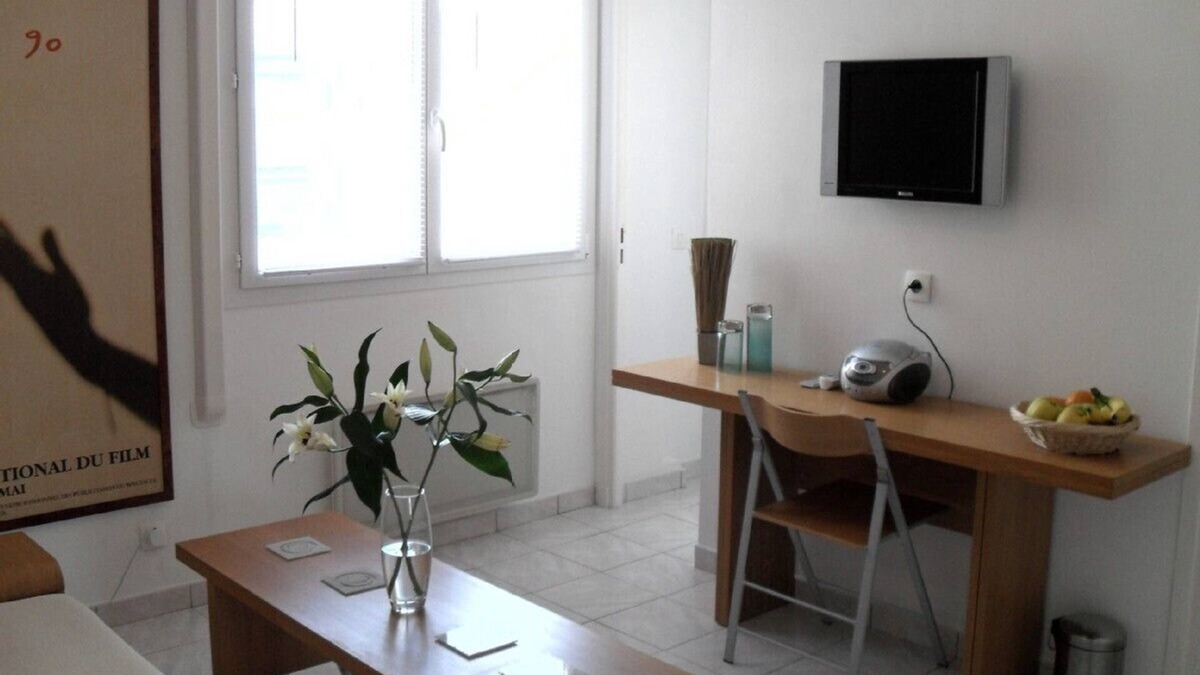 Cannes City Centre Apartment | Sunny, quiet 1 bedroom apartment in central Cannes. Near beach, bars & Palais