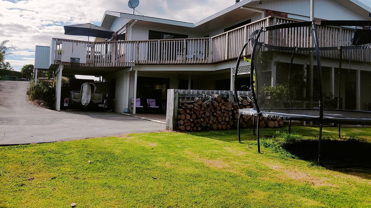 Omokoroa House | Sunny relaxed family home in coastal Omokoroa- 5 minutes walk to the beach!