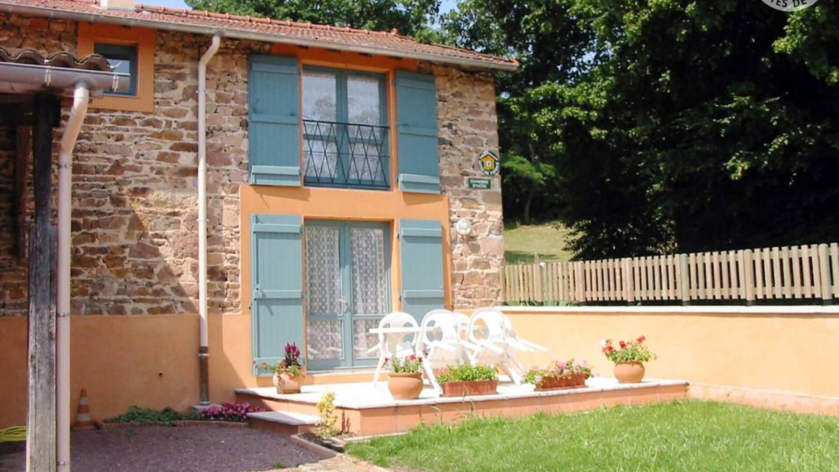 Montagny Cottage | Sunny Retreat in Renovated Farmhouse with Terrace, Private Parking, and Hiking Nearby