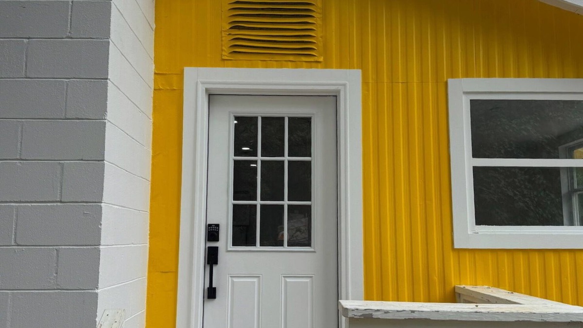 Fort White Cottage | Sunny Riverfront Cottage - on a Farm close to the Springs!