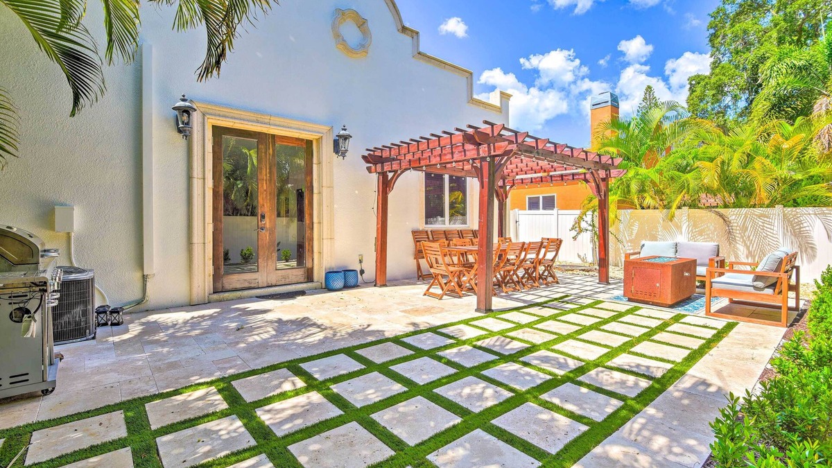 Alta Vista House | Sunny Sarasota Abode w/Yard ~ 1 Mi to Dtwn!