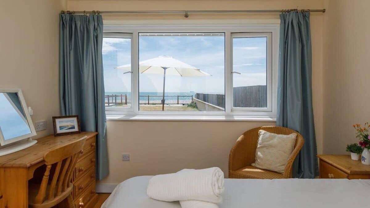 East Wittering House | Sunny seafront chalet - sleeps 6