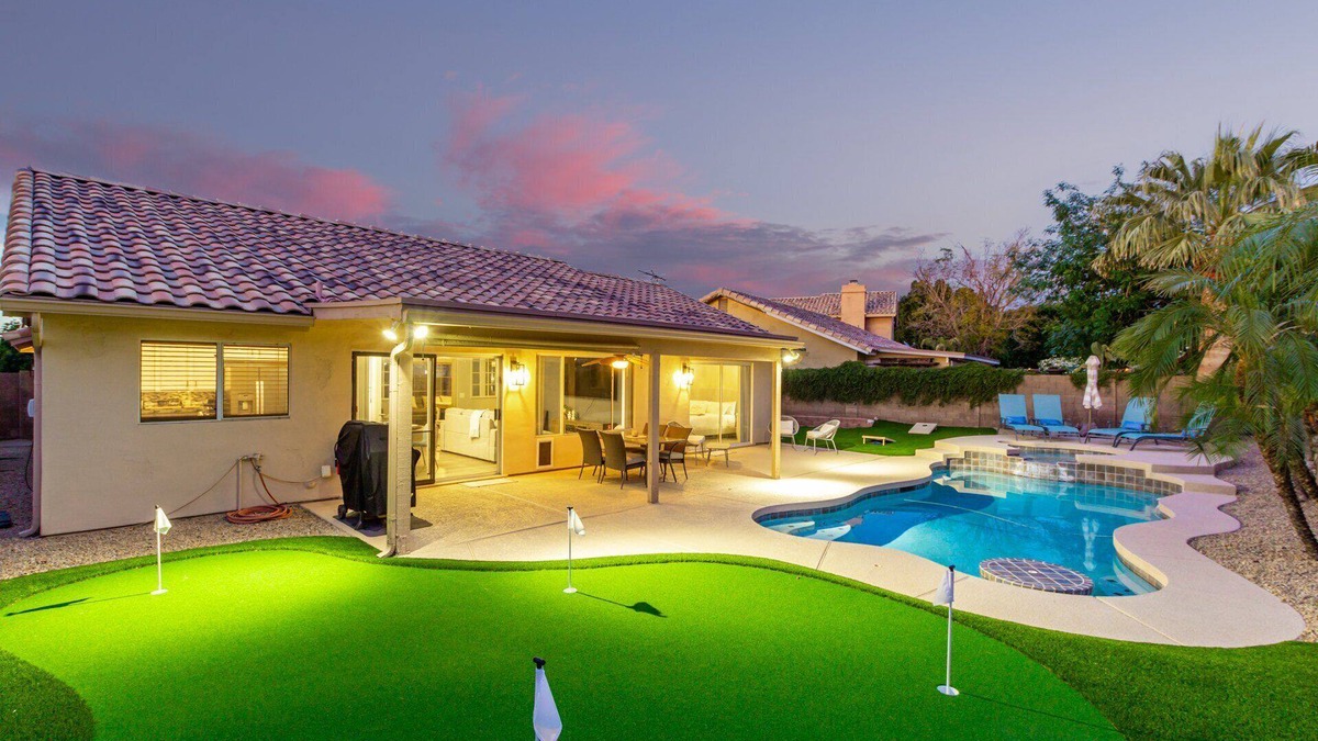 East Mesa House | Sunny Serenity: Mesa Masterpiece