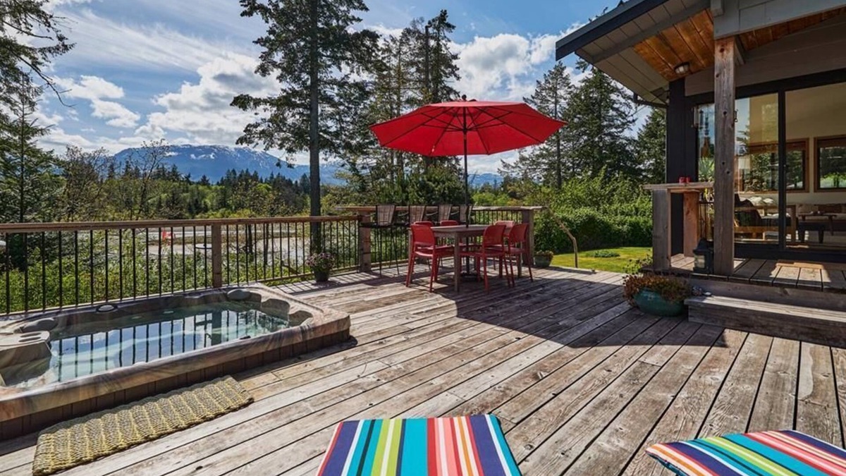 Fanny Bay House | Sunny Shores Beach House w/Mountain Views