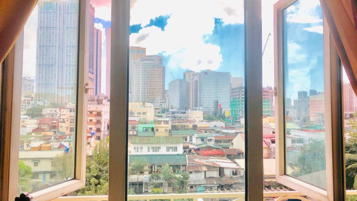 Malamig Condo | Sunny Side Condo Over looking Makati Metro Manila with Resort Pool.