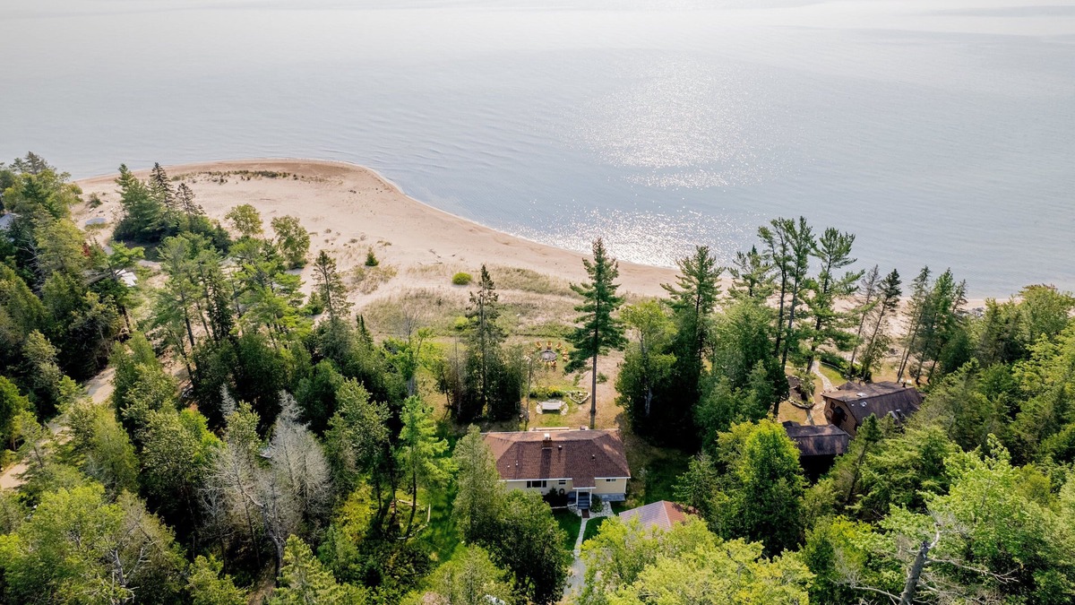 Manistique House | Sunny Side U.P.: Fall Into Relaxation at Sunny Side U.P. – Perfect for Scenic Views & Cozy Nights