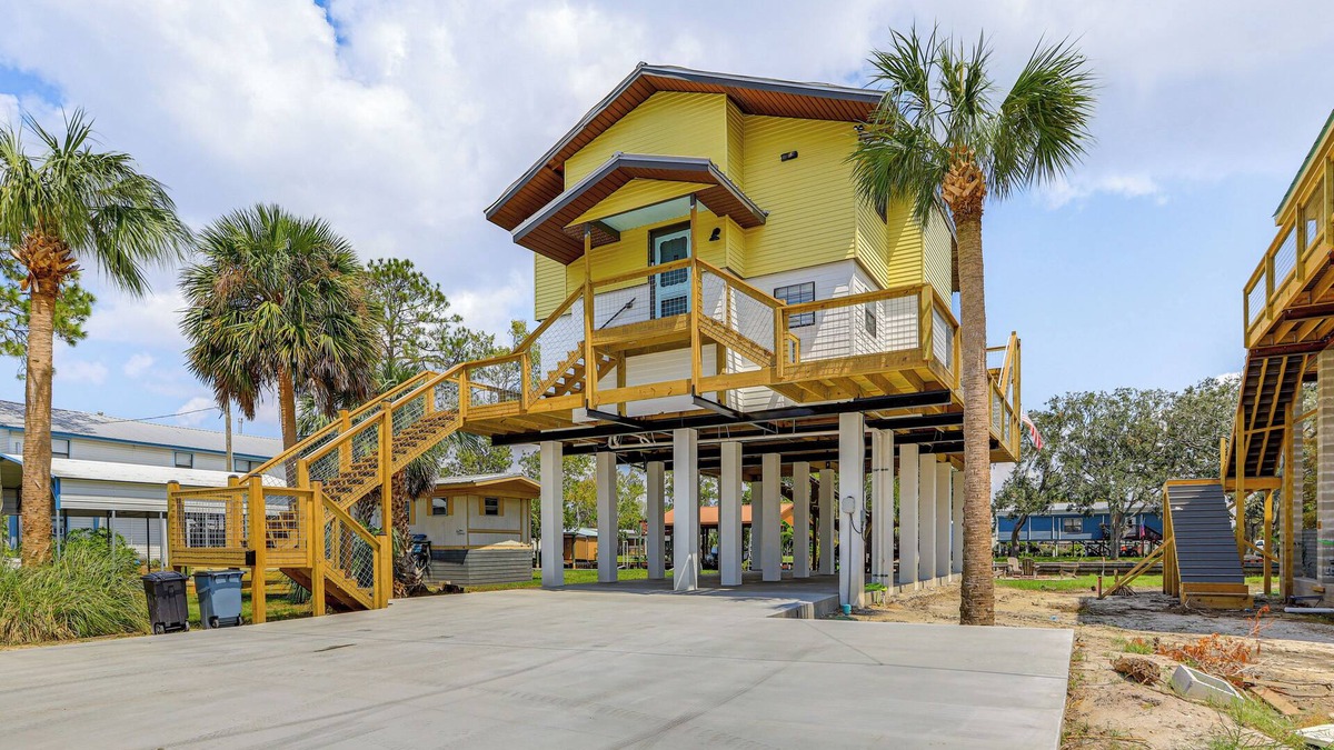Suwannee House | 'Sunny Side Up' Canal-Front Getaway w/Dock!