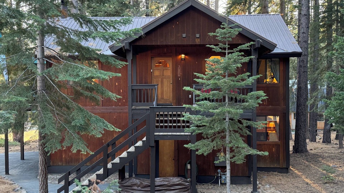 Truckee Cabin | Sunny Sierra Cabin Nestled in the Pines
