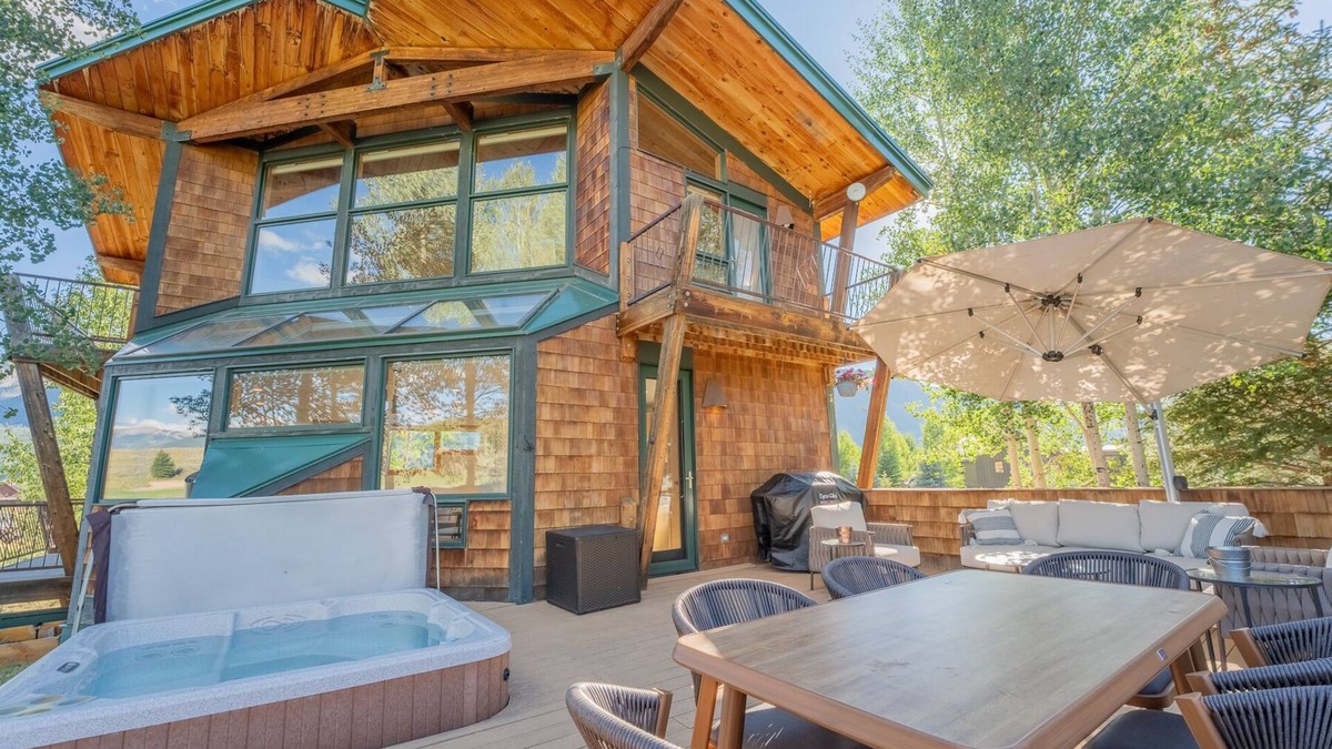 Crested Butte House | Sunny Skyland Home w/Hot Tub and Garage Apartment! On the golf course!