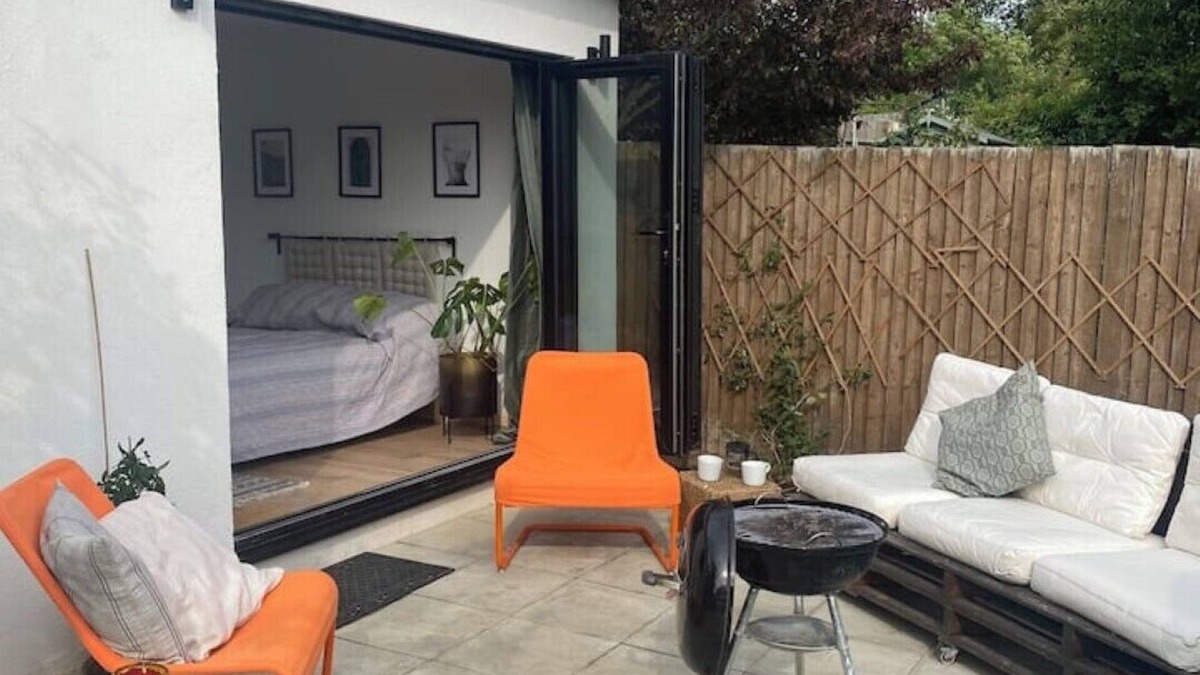 Streatham Apartment | Sunny south facing, cute garden studio with own private patio, South London