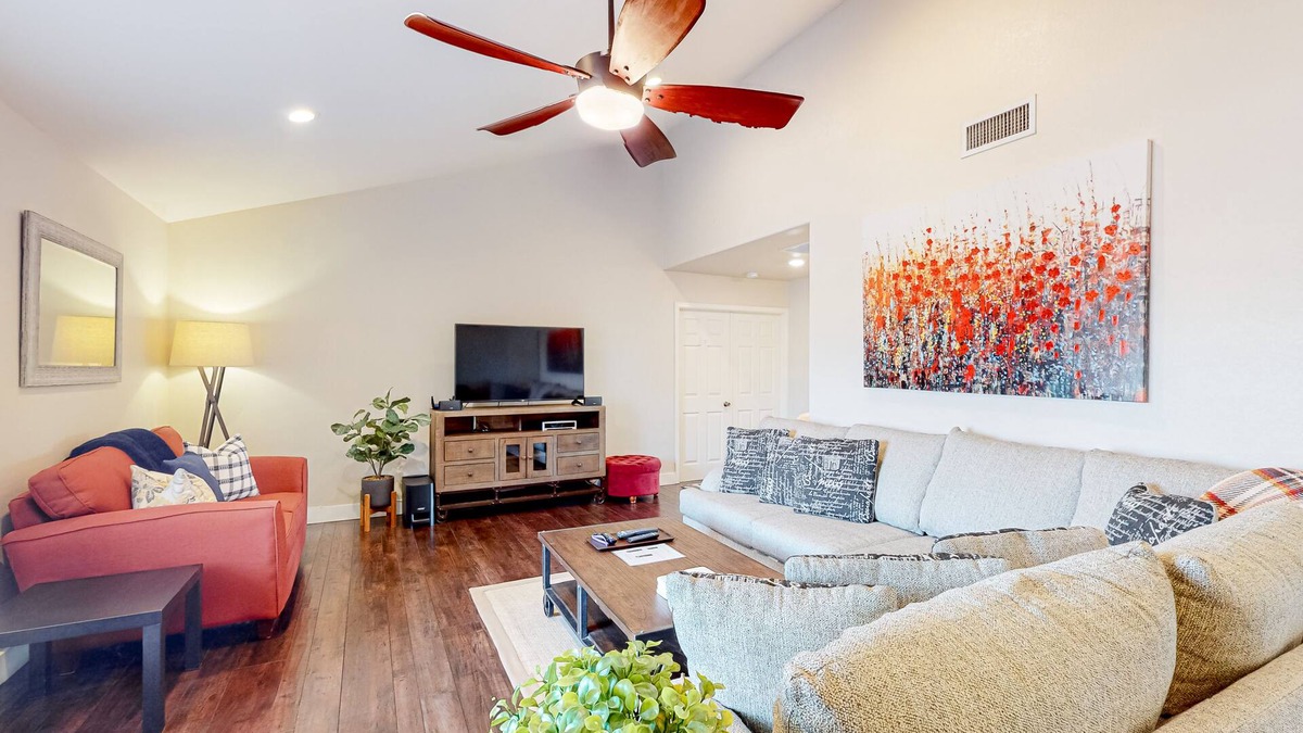 Tempe House | Sunny South Tempe gem with enclosed yard, covered lanai, grill, & washer/dryer