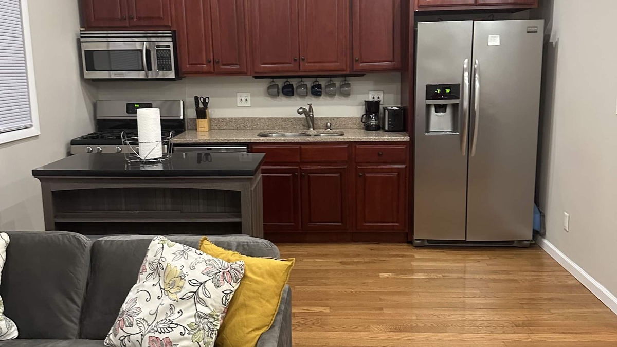 Brooklyn Apartment | Sunny Spacious - 2 bedroom, 2nd Floor Apartment