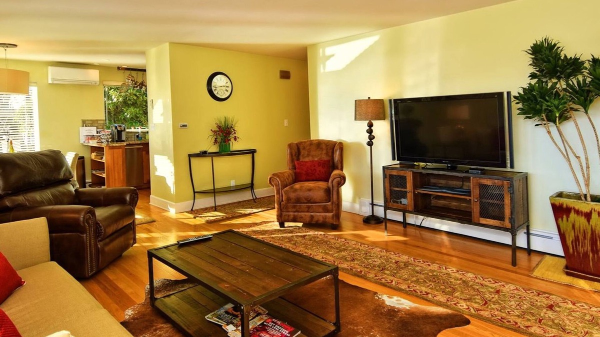 Lower Queen Anne Condo | SUNNY & SPACIOUS 2BD CONDO - AC - GAS FIREPLACE - 5 STAR RATINGS