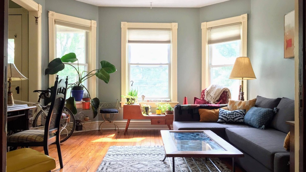 Stockade Historic District Apartment | Sunny Spacious 2nd Fl home near Union College, Proctors, Ellis