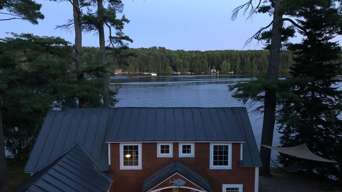 Oakland House | Sunny, spacious and updated lake cottage - amazing views & steps from the water!