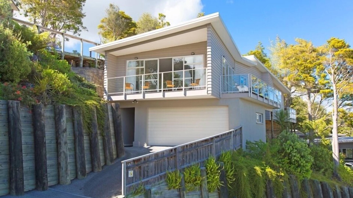 Paihia House | Sunny Spacious Seaview stunner