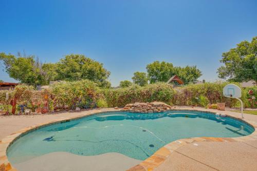 Stephenville House | Sunny Stephenville Home with Pool 4 Mi to Downtown