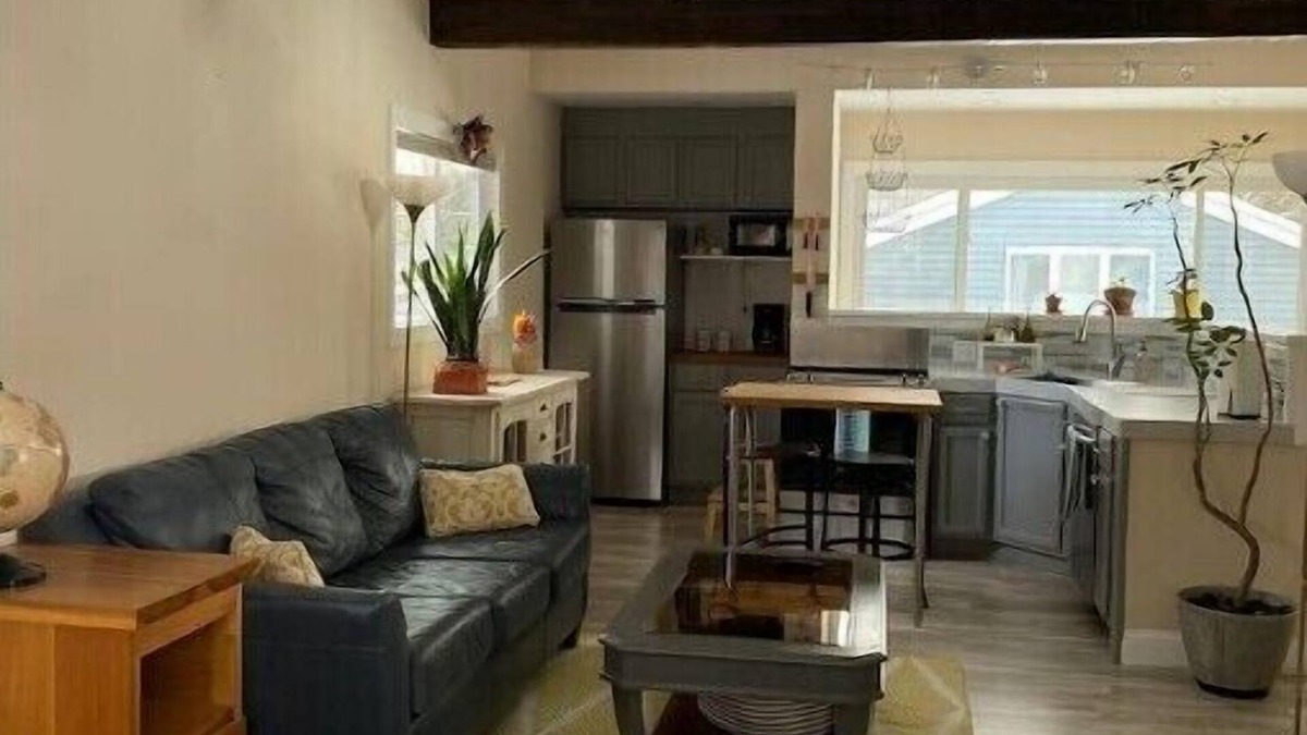 Athens Apartment | Sunny studio apartment close to everything.n