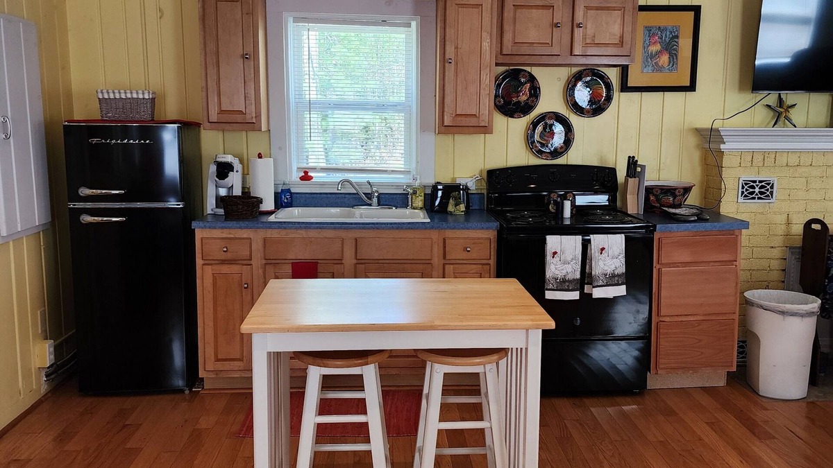 Northeastern Michigan Cottage | Sunny Studio Cottage steps away from the shores of Lake Huron in Greenbush, MI