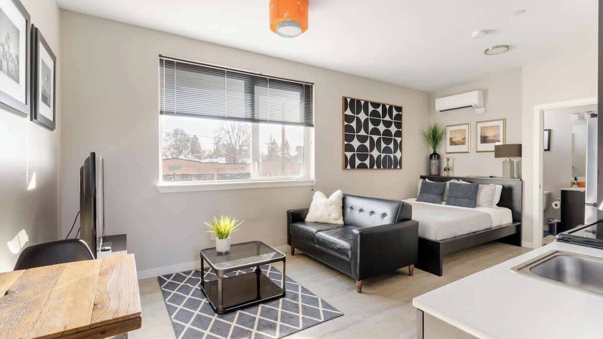 Belmont Apartment | Sunny Studio New Build AC + Fast WiFi