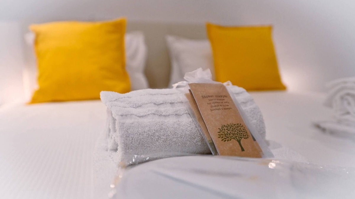 Melide Apartment | Sunny Suite with lake view