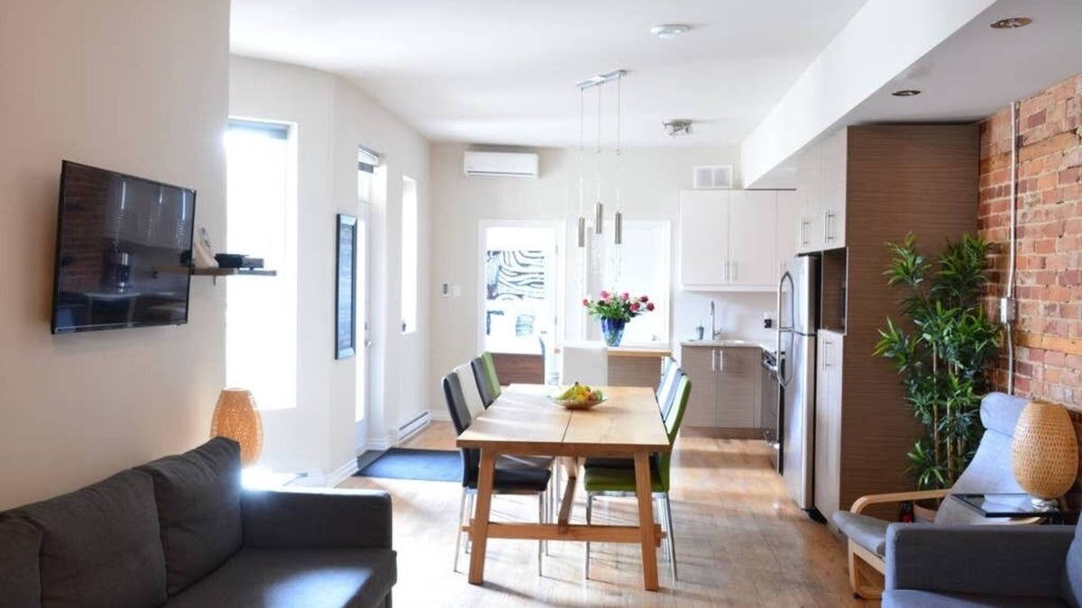 Plateau Mont Royal Apartment | Sunny Top Floor - Terrace - 4 bedrooms + 3 bathrooms - WiFi + possible parking!