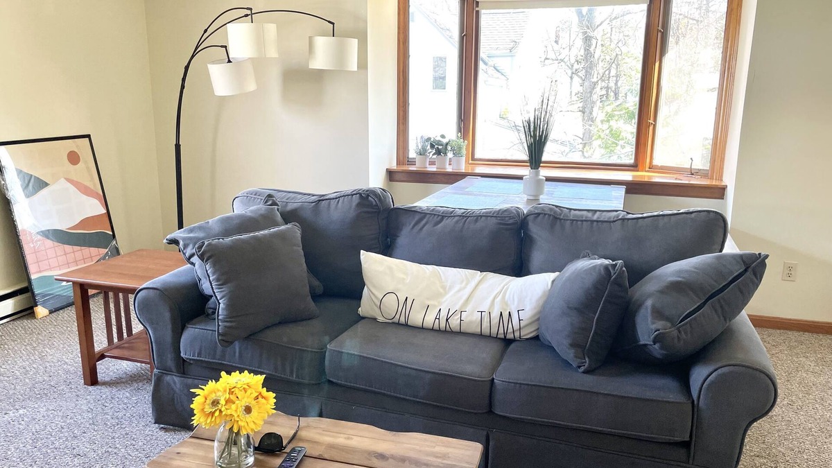 Brunswick Apartment | Sunny Tree Top 2BR Next to Bowdoin Downtown Brunswick