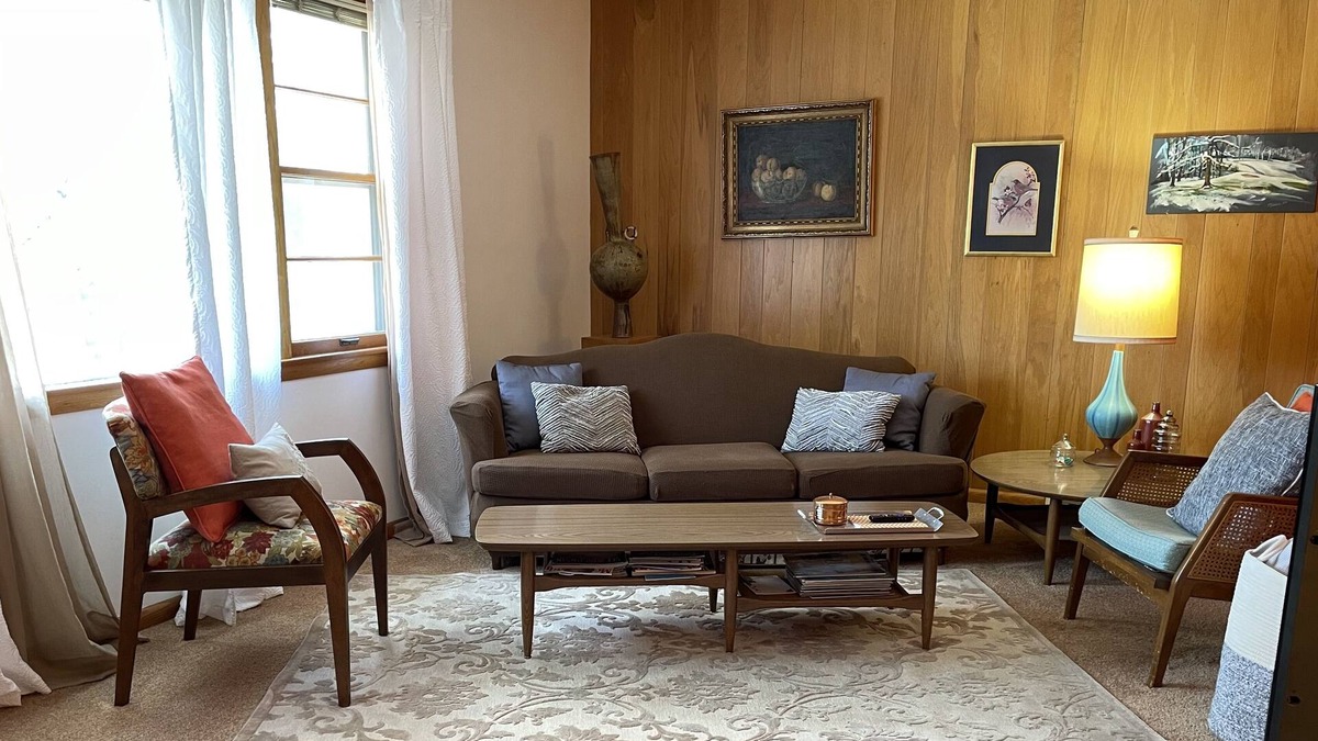 Shorewood House | Sunny Upper Flat in Shorewood. Great location, great community!