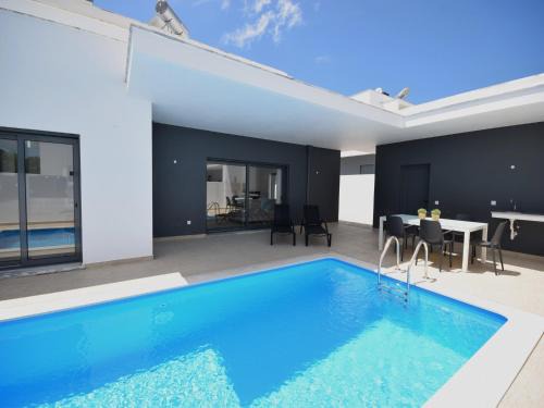 Caldas da Rainha Villa | Sunny Villa Near Óbidos w Beaches