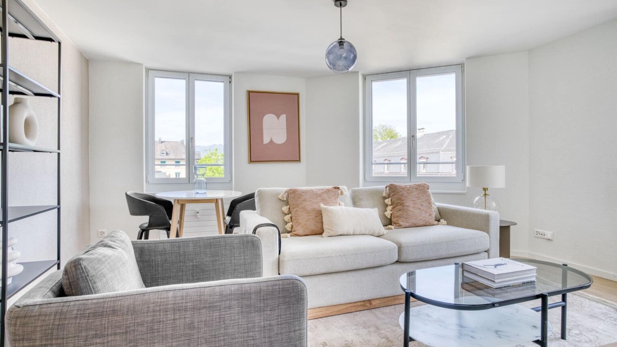 Hottingen Apartment | Sunny Weinegg 2.5 Room w/Storage, 10 mins to Seefeld, by Blueground