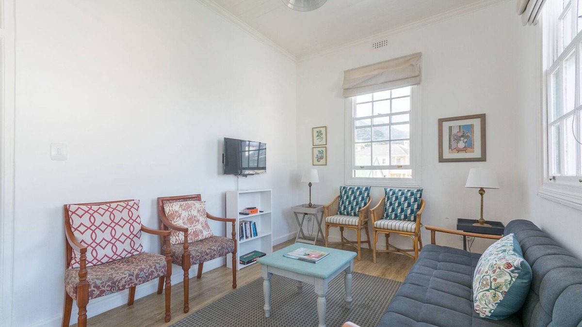 Kalk Bay Apartment | Sunny Windsor Apt in the heart of Kalk Bay
