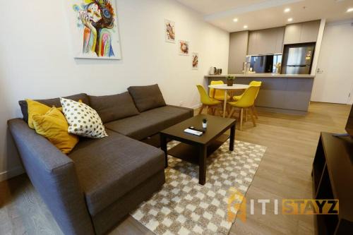 Phillip Apartment | Sunny Yellow, 1Bd 1Bth 1Car Apt - Woden CBD