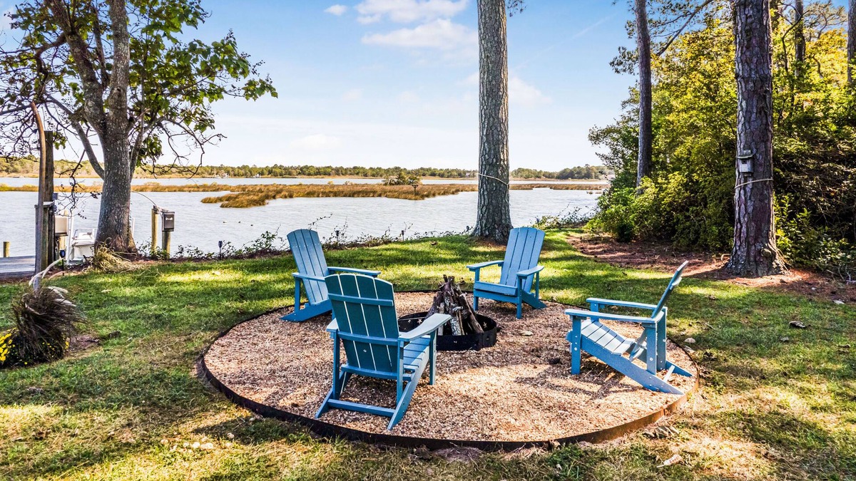 Reedville House | Sunnybank Getaway - Waterfront w/Pier & Kayaks in Reedville, VA