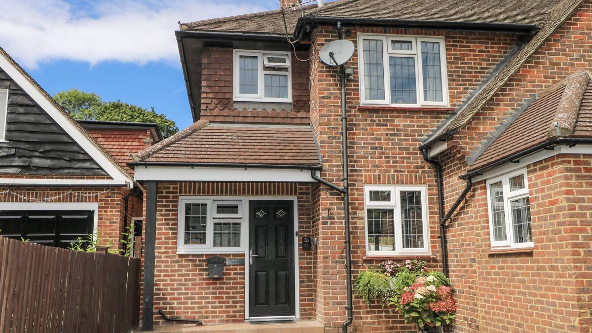 Chipstead Cottage | SUNNYFIELD COTTAGE, romantic, with a garden in Coulsdon