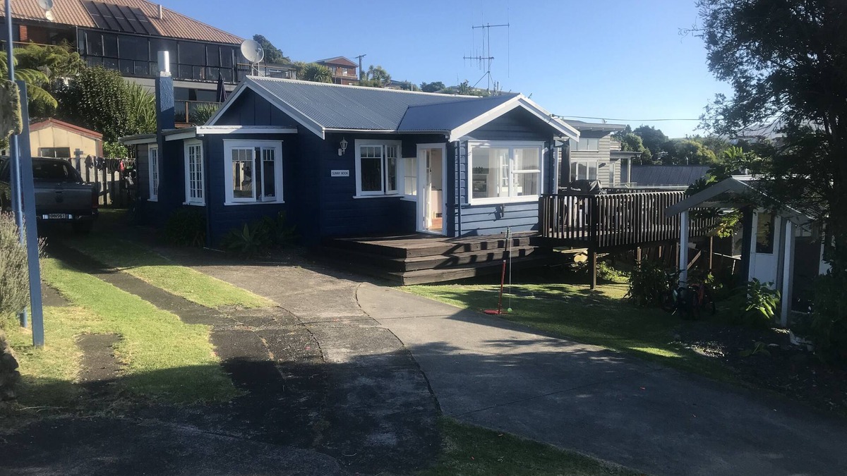 Raglan Cottage | Sunnynook Cottage Sea Views Top Location, walking distance to town.