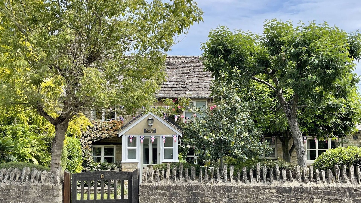 Bampton Cottage | SUNNYSIDE COTTAGE, family friendly in Bampton, Oxfordshire