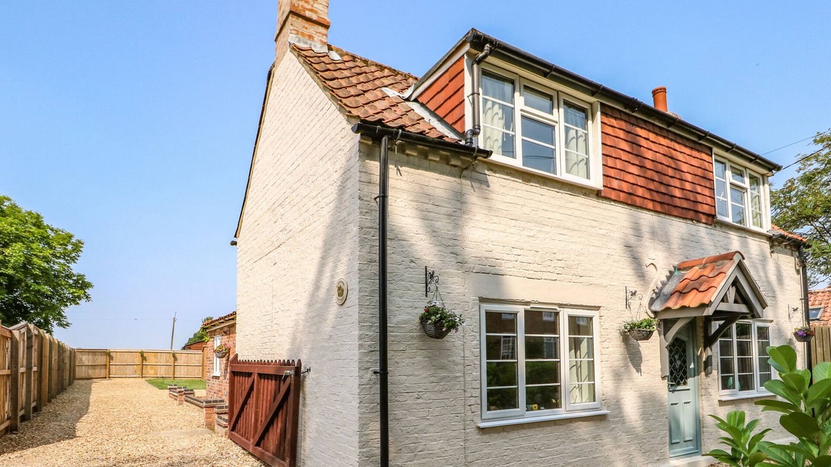 Sleaford Cottage | SUNNYSIDE COTTAGE, pet friendly, with a garden in Swaton