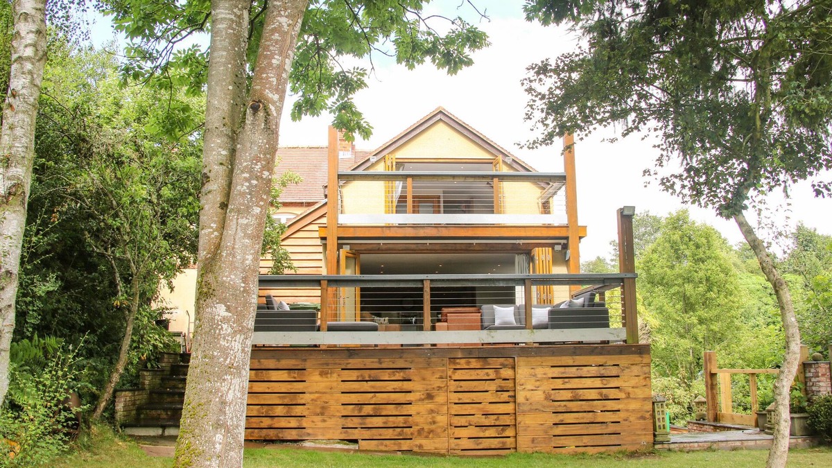 Aymestrey Cottage | SUNNYSIDE, family friendly, with hot tub in Yarpole