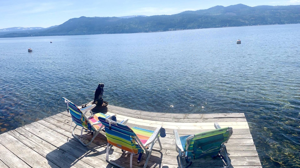 Celista House | Sunnyside Lakehouse - Semi-Waterfront - Shuswap Vacations & Sledding Accommodation