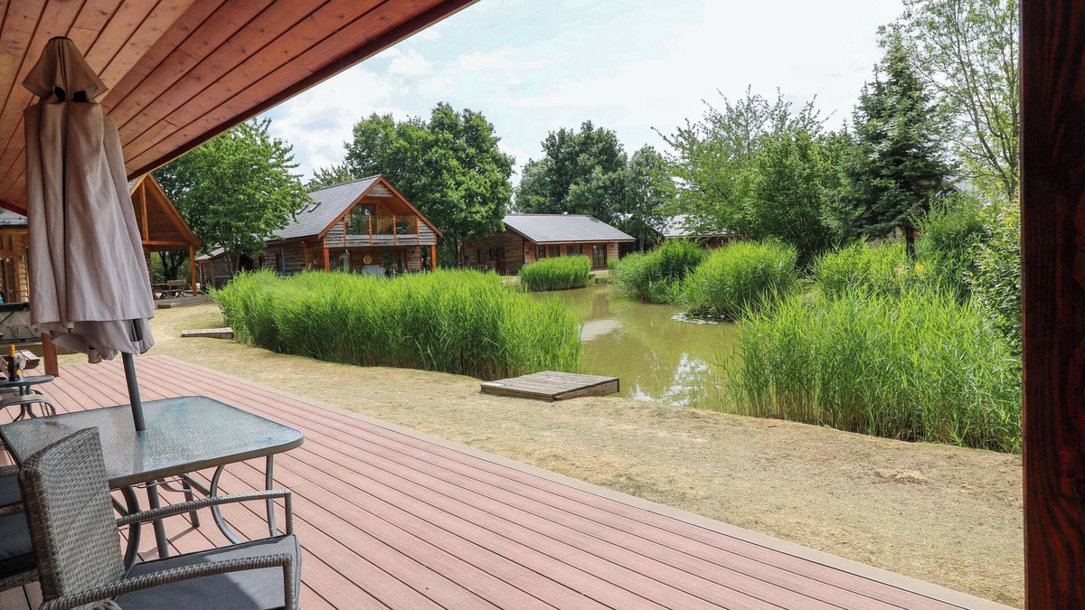 Aubourn Cottage | SUNNYSIDE LODGE, pet friendly, with hot tub in Thorpe-On-The-Hill