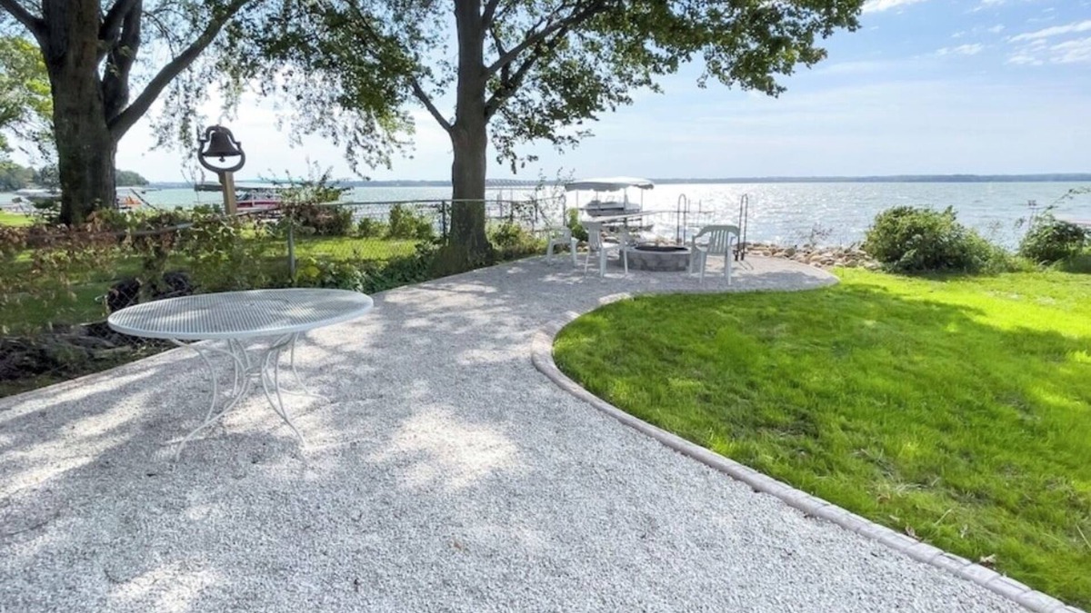 Stoughton House | "Sunnyside & Magnolia", A peaceful lakeside getaway - Under New Mgmt in 2025!