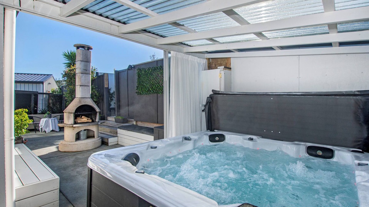 Mangawhai Heads Cottage | Sunnyside Spa Retreat - Mangawhai Holiday Home