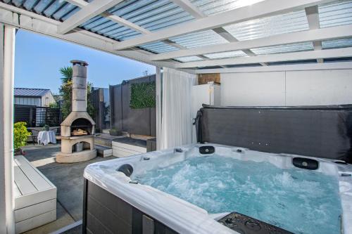 Mangawhai Heads House | Sunnyside Spa Retreat - Mangawhai Holiday Home