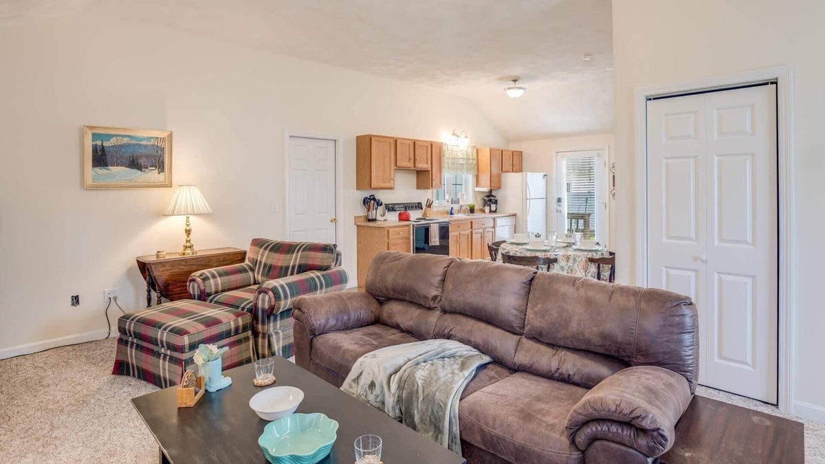 South Lowell Apartment | Sunnyside Up: Low winter rates, Fast WiFi, close to Lowell, Raytheon, HPE, Rt 93, Rt 495, & more