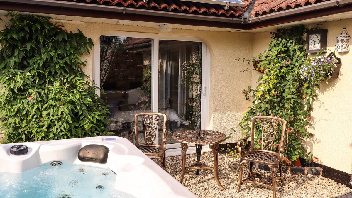 Goxhill Cottage | SUNNYSIDE, with hot tub in Barrow-Upon-Humber