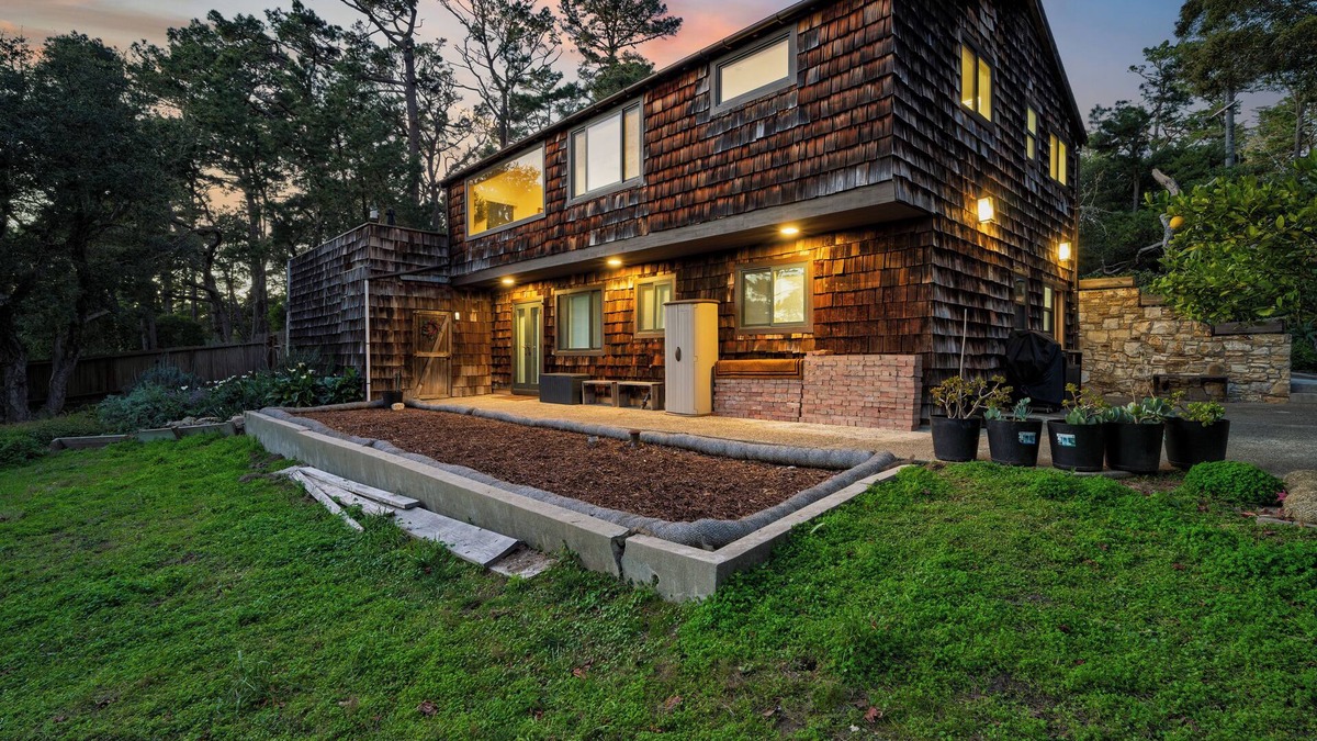 Monterey House | Sunridge Lookout by AvantStay | Big Backyard Oasis + Patio, Central Location